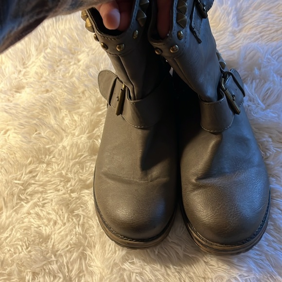 ♥️$5 FINAL PRICE Breckelle's taupe short boots  with gold studs faux leather 8 - Picture 3 of 4